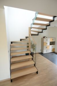 Kandekonstruktsioon 10x100 mm teraslehest, astmed tamme liimpuidust. Piirdeks kirgas karastatud 12 mm klaas, peal tammest käsipuu.