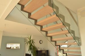 Metalltrepp, tammest astmetega.