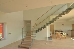 Metalltrepp, tammest astmetega.