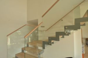 Metalltrepp, tammest astmetega.