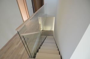 Kandekonstruktsioon 10x140 mm sik-sak teraslehest, astmed saare liimpuidus. Piirdeks kirgas karastatud 12 mm klaas, mis on kinnitatud trepi konstruktsiooni külge.