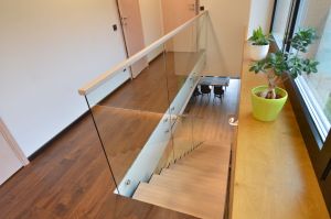 Metalltrepp tammest astmetega.