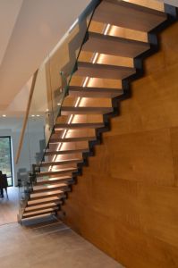 Metalltrepp tammest astmetega.