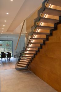 Metalltrepp tammest astmetega.