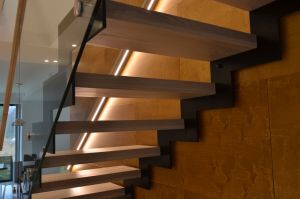 Metalltrepp tammest astmetega.