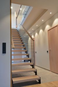 Metalltrepp tammest astmetega.