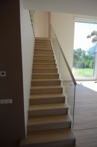 Metalltrepp tammest astmetega.