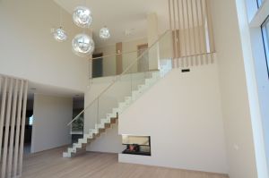 Metalltrepp tammest astmetega.