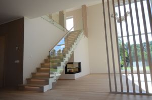 Kandekonstruktsioon 10x150 mm sik-sak teraslehest. Astmed ja varvaslauad tamme liimpuidust. Piirdeks kirga karastatud 12 mm klaas.