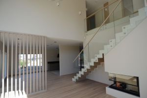 Metalltrepp tammest astmetega.