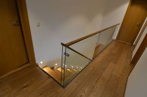 Metalltrepp tamme liimpuidust astmetega.