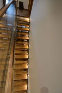 Metalltrepp tamme liimpuidust astmetega.