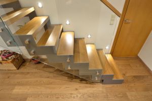 Metalltrepp tamme liimpuidust astmetega.