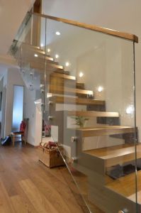 Metalltrepp tamme liimpuidust astmetega.