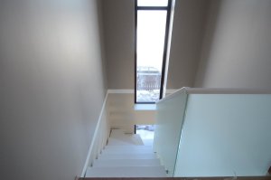 Kandekonstruktsioon 12x 100 mm sik-sak teraslehest, astmed pöögi liimpuidust, värvitud valgeks