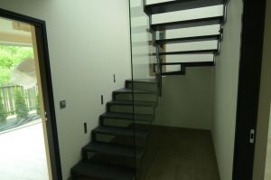 Kandekonstruktsioon 12 x 100 mm sik- sak teraslehest astmed tamme liimpuidust, piirdeks kirgas 12 mm karastatud klaas.