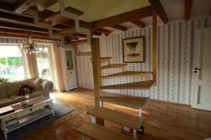 Kandekonstruktsioon 12x100 mm sik- sak teraslehest, astmed tamme liimpuidust ja lakitud.