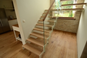 Kandekonstruktsioon 12x100 mm metallist sik-sak leht, astmed tamme liimpuidust. Piirdeks 12 mm karastatud klaas.