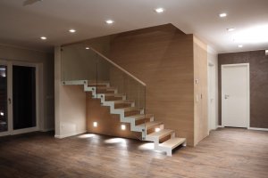 Kandekonstruktsioon 12x100 mm sik-sak lehtmetall. Astmed tamme liimpuidust, õlitatud valge õliga, piirdeks kirgas 12mm kirgas karastatud klaas, peale liimitud tammest käsipuu