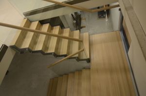 Kandekonstruktsioon 12x100 mm sik-sak teraslehest, astmed ja varvaslauad tamme liimpuidust.