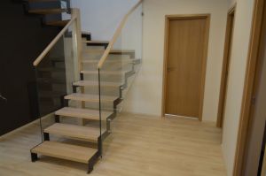 Kandekonstruktsioon 12x100 mm sik-sak teraslehest, astmed tamme liimpuidust. Piirdeks kirgas 12 mm karastatud klaas.