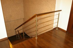 Kandekonstruktsioon 12x100 mm sik-sak teraslehest, astmed sõrmjätkatud tamme liimpuidust. Piire harjatud roostevabast terasest.