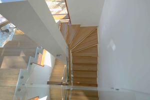 Kandekonstruktsioon 12x100mm sik-sak teraslehest, astmed tamme liimpuidust paksusega 77 mm. piirdeks 12 mm kirgas karastatud klaas.