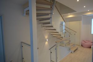 Kandekonstruktsioon 12x100mm sik-sak teraslehest, astmed tamme liimpuidust peitsitud valgeks ja lakitud. Piirdeks 30x30 mm metallist postide vahel kirgas karastatud 8 mm klaas.