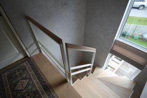 Kandekonstruktsioon 12x80 mm sik-sak teraslehest, nende vahel tamme liimpuidust astmed