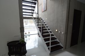 Kandekonstruktsioon 6 mm paksusest teraslehest. Astmed ristvineerist ja spoonitud wenge spooniga.