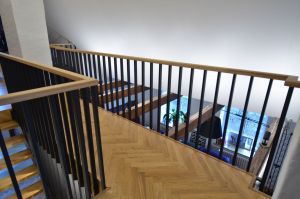 Metalltrepp, tammest astmetega.