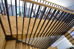 Metalltrepp, tammest astmetega.