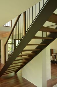 Metalltrepp tammest astmetega