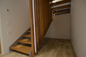 Metalltrepp, rustikaalsest tamme liimpuidust astmetega.