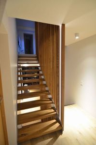 Metalltrepp, rustikaalsest tamme liimpuidust astmetega.