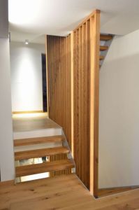 Metalltrepp, rustikaalsest tamme liimpuidust astmetega.