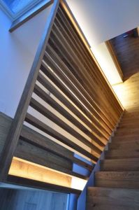 Metalltrepp, rustikaalsest tamme liimpuidust astmetega.