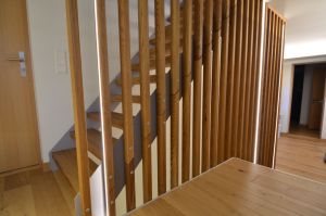 Metalltrepp, rustikaalsest tamme liimpuidust astmetega.