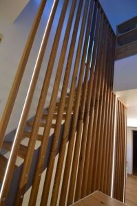 Metalltrepp, rustikaalsest tamme liimpuidust astmetega.