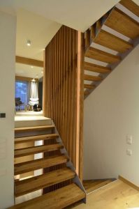 Metalltrepp, rustikaalsest tamme liimpuidust astmetega.