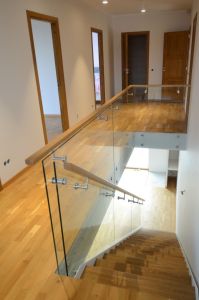 Metalltrepp  tammest astmetega.