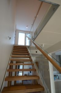 Metalltrepp  tammest astmetega.