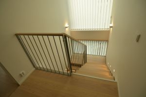 Metalltrepp tamme liimpuidust astmetega