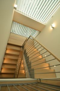 Metalltrepp tamme liimpuidust astmetega