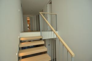 Metalltrepp tamme liimpuidust astmetega