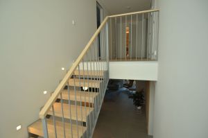 Metalltrepp tamme liimpuidust astmetega