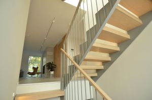 Metalltrepp tamme liimpuidust astmetega