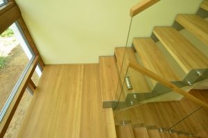 Metalltrepp tammest astmetega