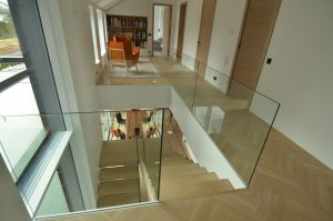 Tammest astmetega metalltrepp