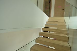 Tammest astmetega metalltrepp